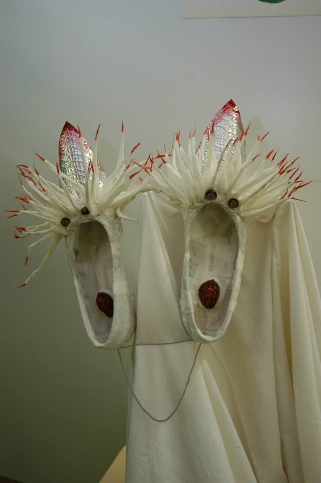 Galleria Teatro Comunale di Lonigo (ottobre 2002) -  "Penitenza" di Rosanna Granconato - 2002 lasciata in  donazione alla Galleria del Teatro Comunale di Lonigo (Vi) dopo la  mostra di Fiabe per Adulti. Costruzione con scarpe riciclate/Una metafora con la leggerezza  dell'ironia sulla sopportazione umana tra gli umani /materiali: gesso,  garza di cotone, colori acrilici, noccioli di pesca e guarana.